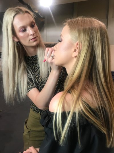 Makijażystka wykonuje make-up