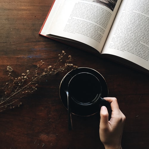 kawa i książka na stole