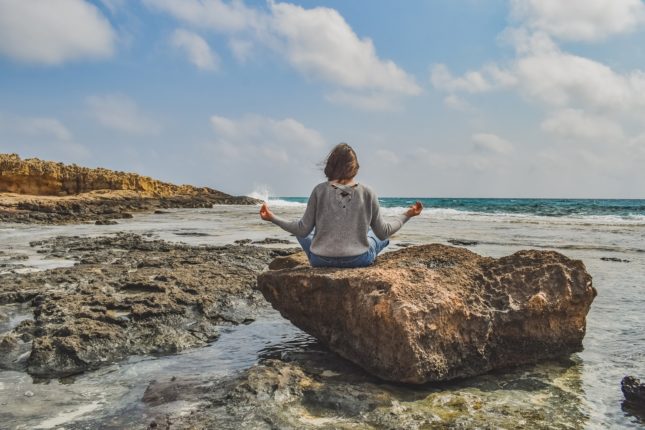 medytacja kobiety na skale