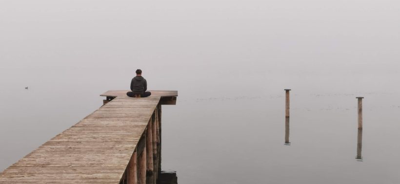 medytacja nad jeziorem
